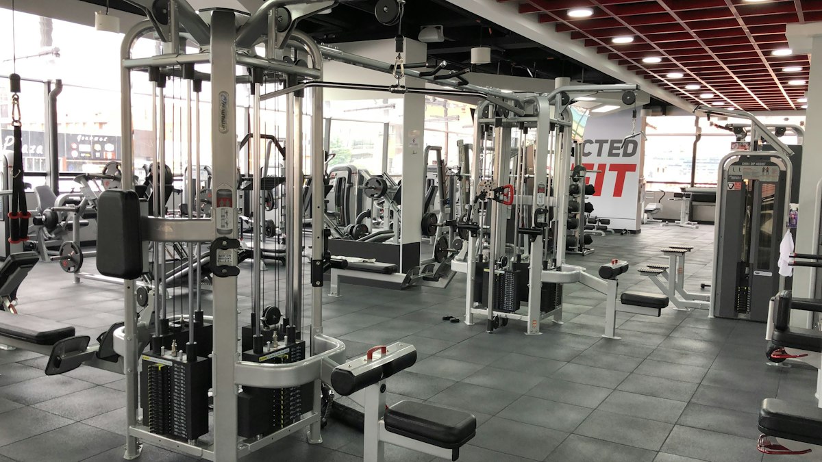 Älterer Mann beim Krafttraining mit Hanteln